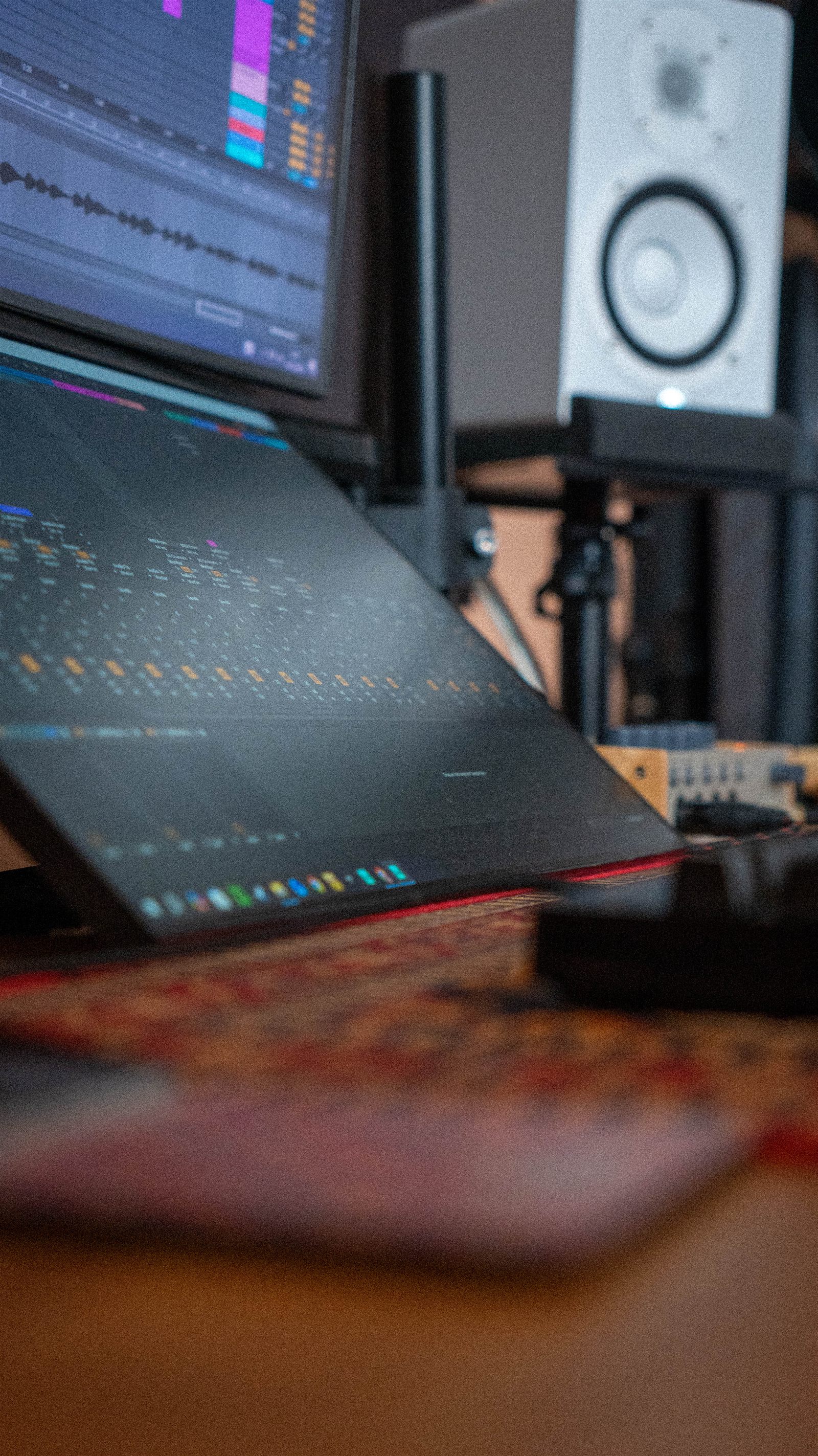 Mixing screen and studio monitor